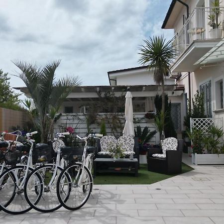 La Brise Hotel Marina di Pietrasanta Bagian luar foto
