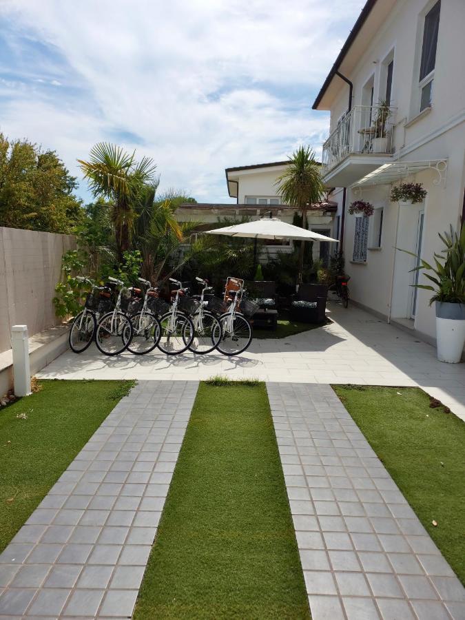 La Brise Hotel Marina di Pietrasanta Bagian luar foto