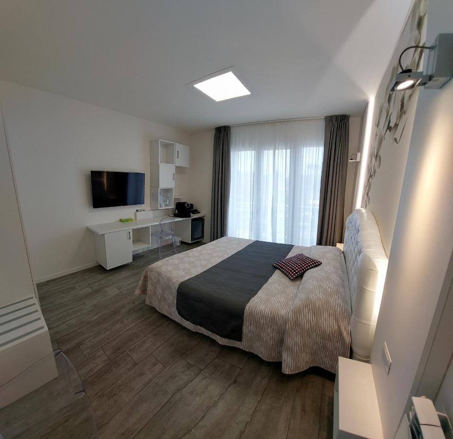 La Brise Hotel Marina di Pietrasanta Bagian luar foto