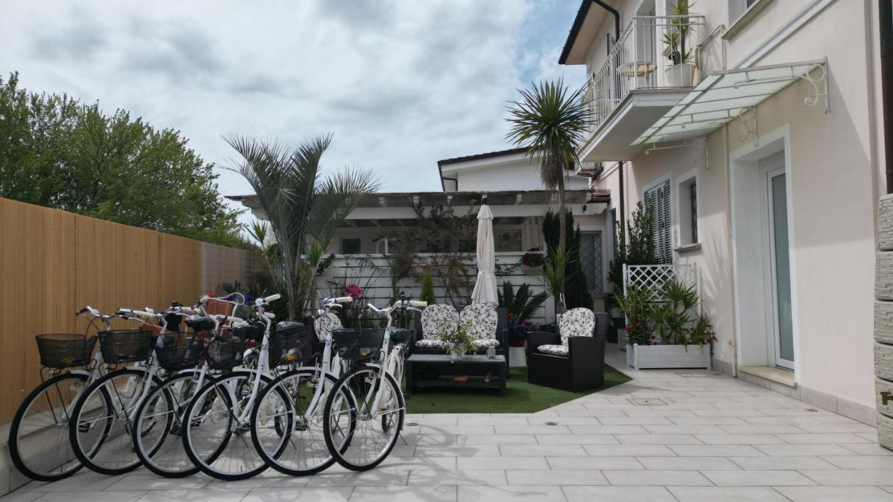 La Brise Hotel Marina di Pietrasanta Bagian luar foto