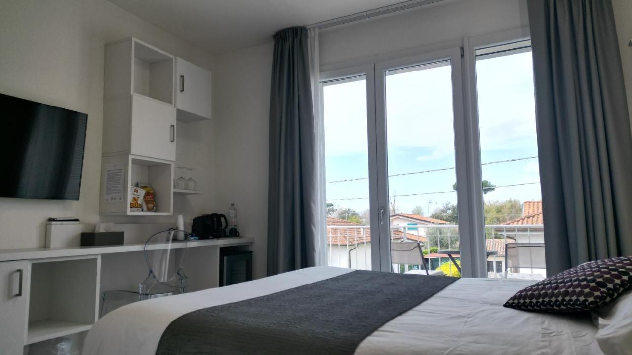 La Brise Hotel Marina di Pietrasanta Bagian luar foto